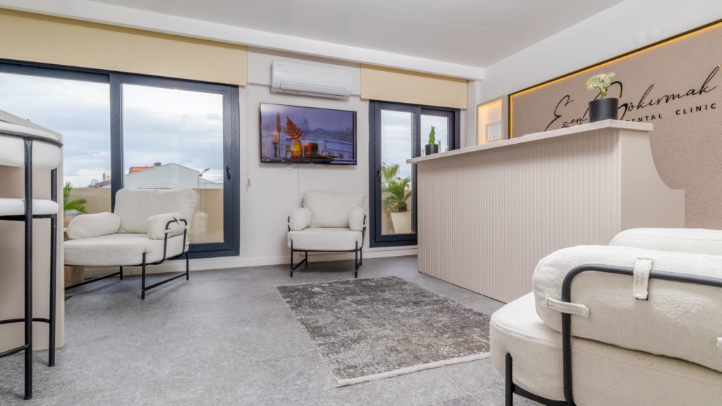 Urla Dt. Ecem Gökırmak diş kliniği bekleme alanı